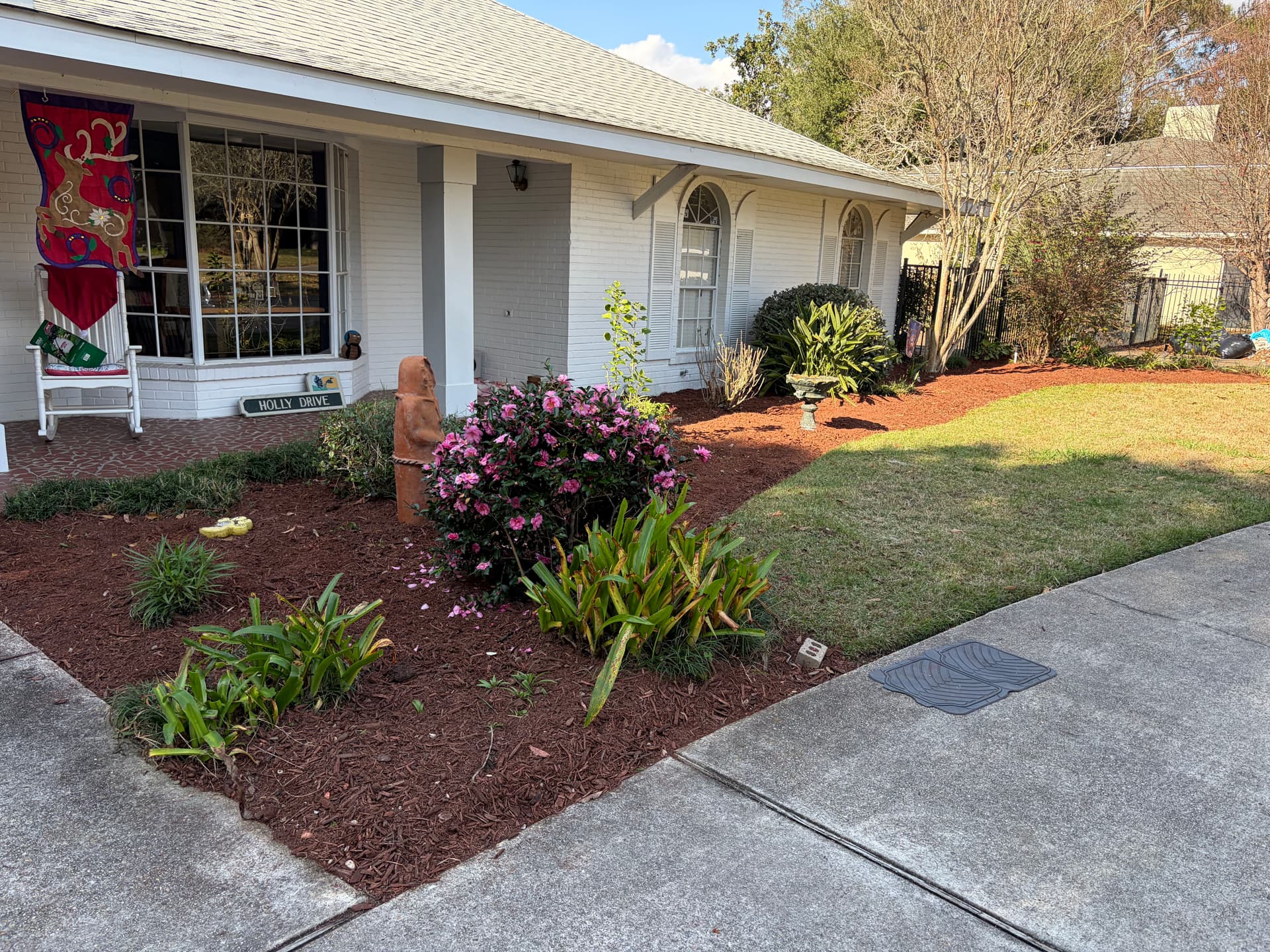 Gallery photos for Fresh Mulch for a Beautiful Lawn: Image #2