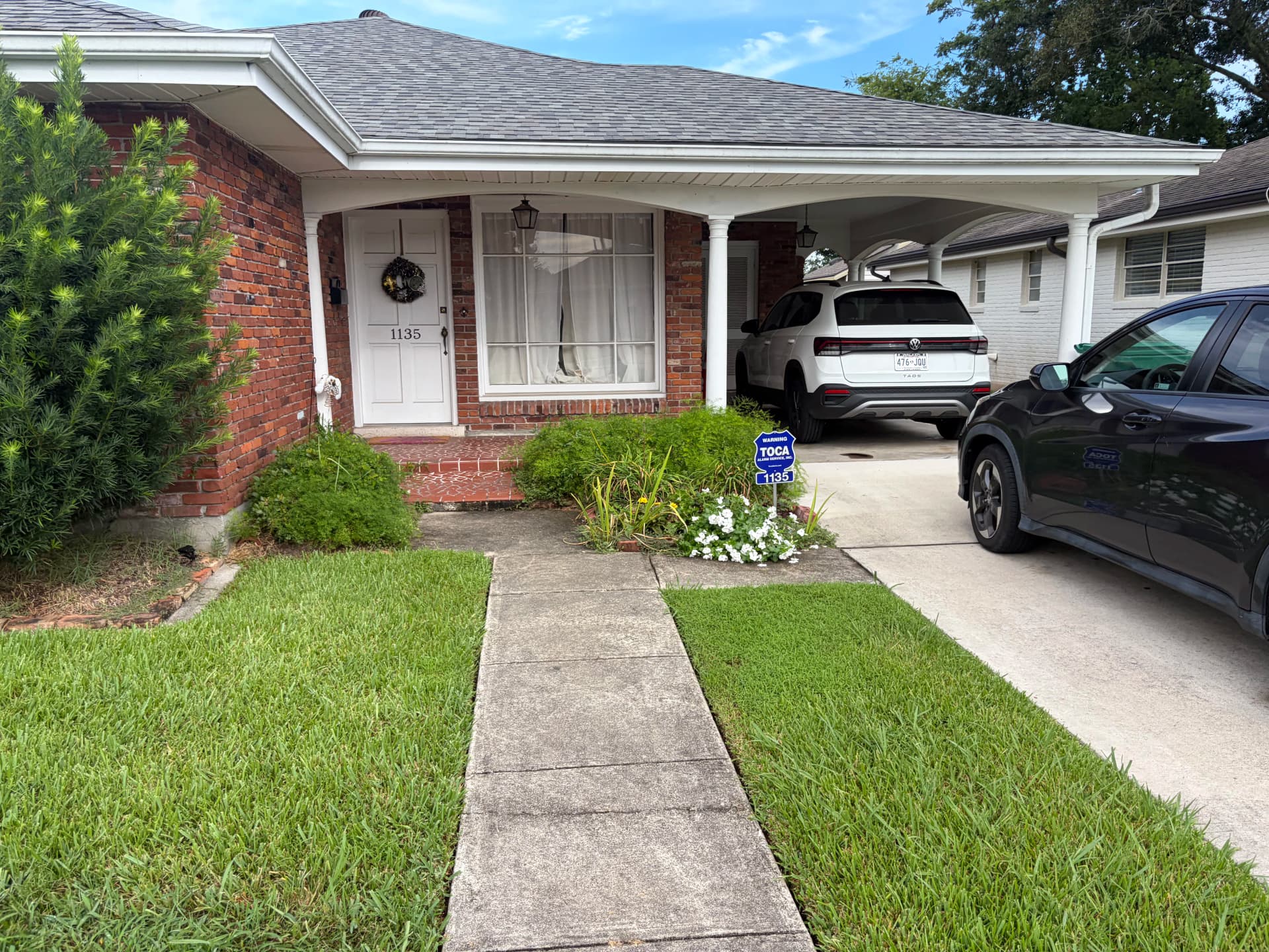 Gallery photos for Shrub Trimming, Clean Beds, and Fresh Mulch Done Right: Image #1