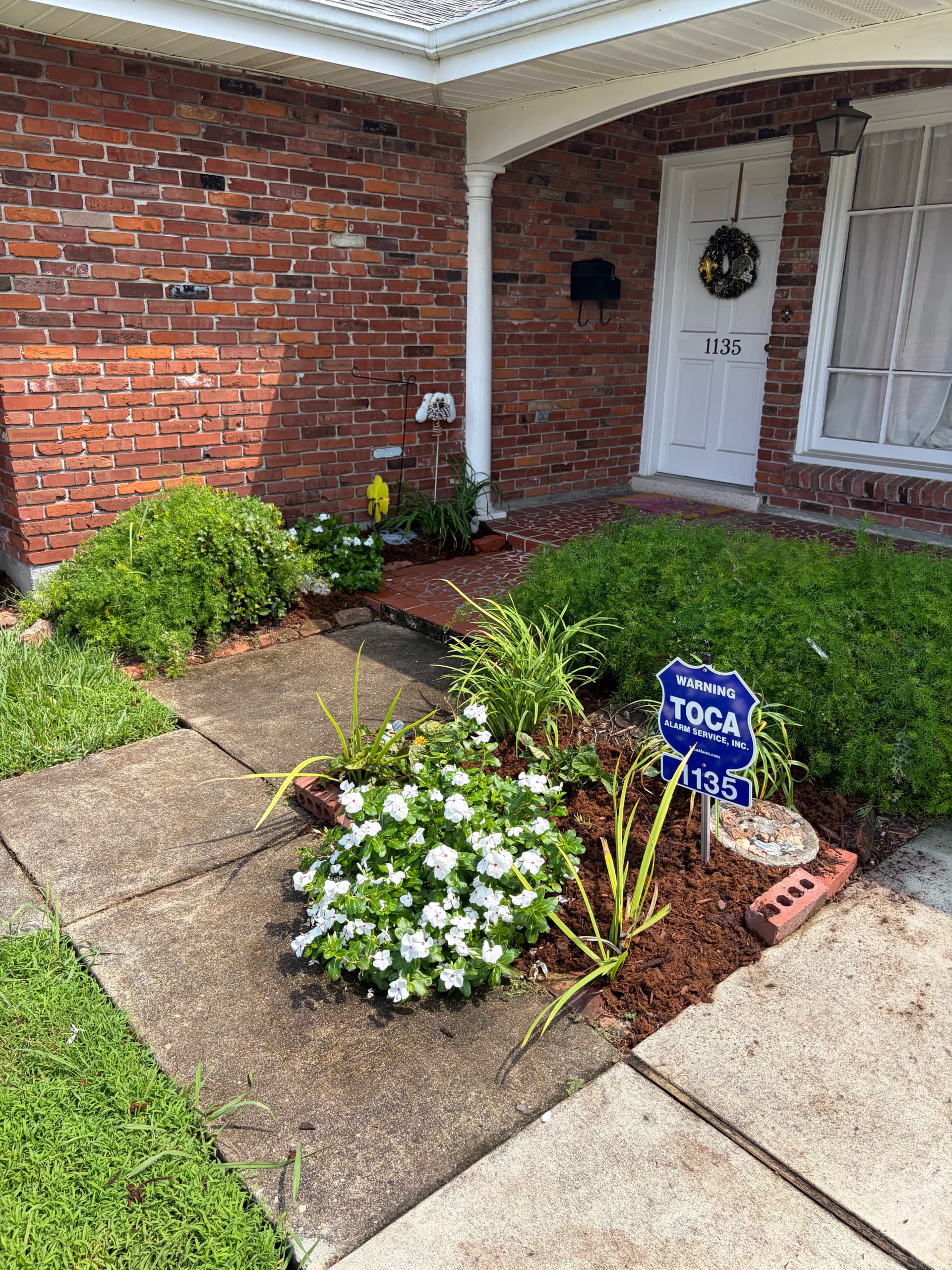 Gallery photos for Shrub Trimming, Clean Beds, and Fresh Mulch Done Right: Image #3