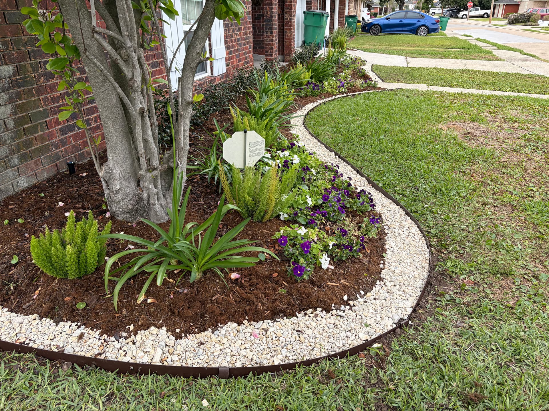 Gallery photos for Elegant Garden Makeover with Metal Edging and River Rock Delight: Image #5