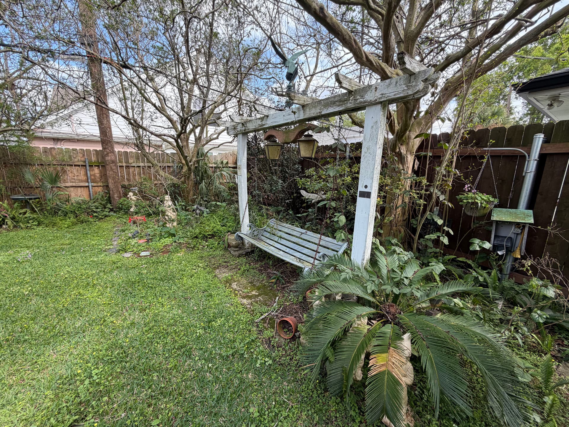 Gallery photos for Backyard Cleanup That Actually Makes a Difference: Image #1