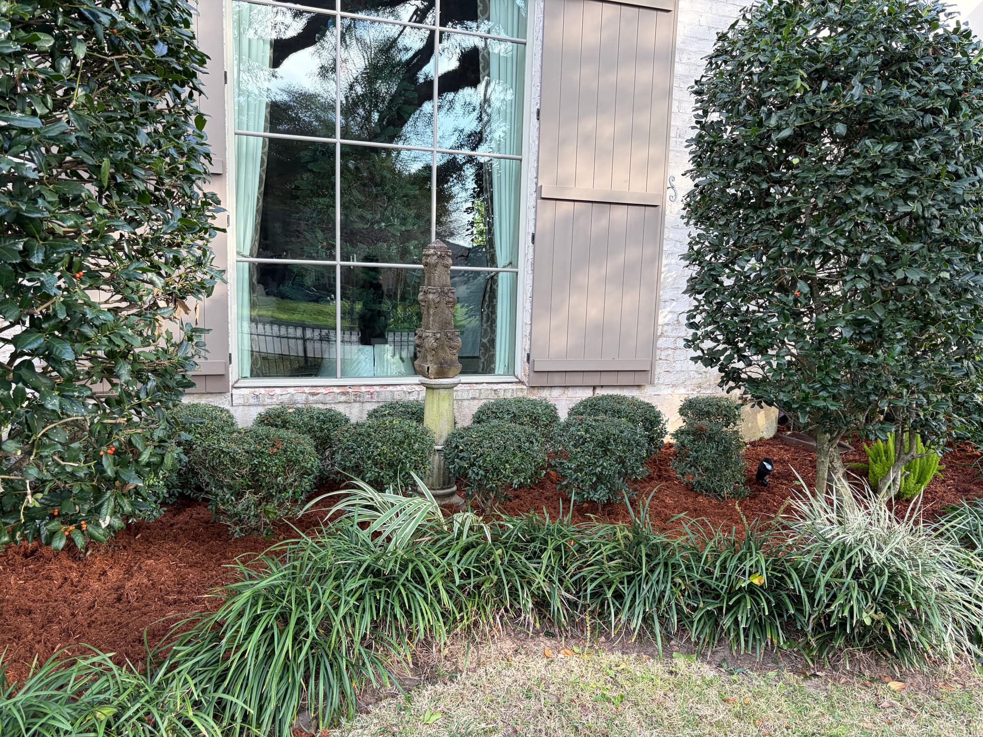Gallery photos for Enhanced Curb Appeal with Fresh Mulch and Trimmed Shrubs: Image #1