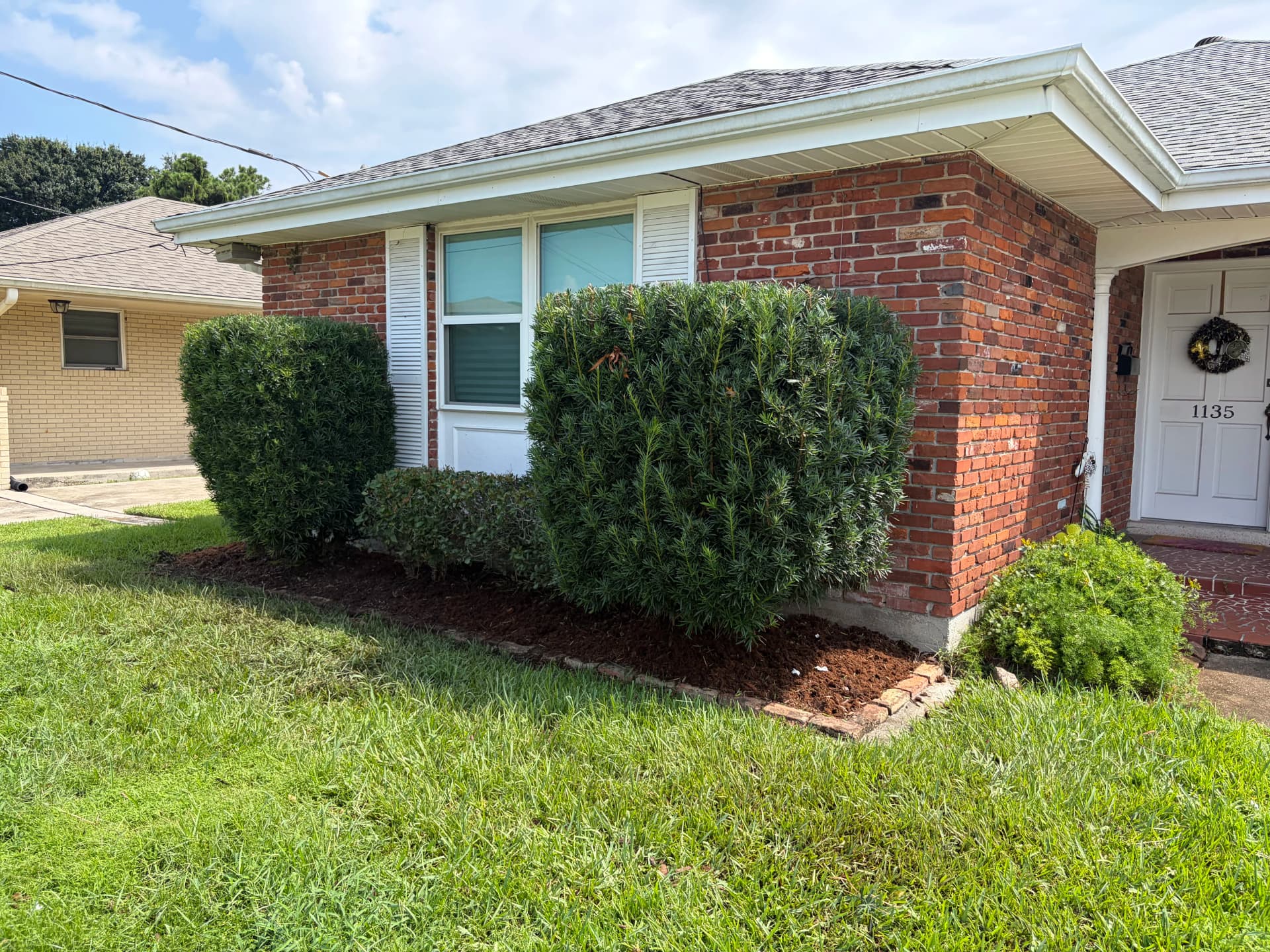 Gallery photos for Shrub Trimming, Clean Beds, and Fresh Mulch Done Right: Image #2