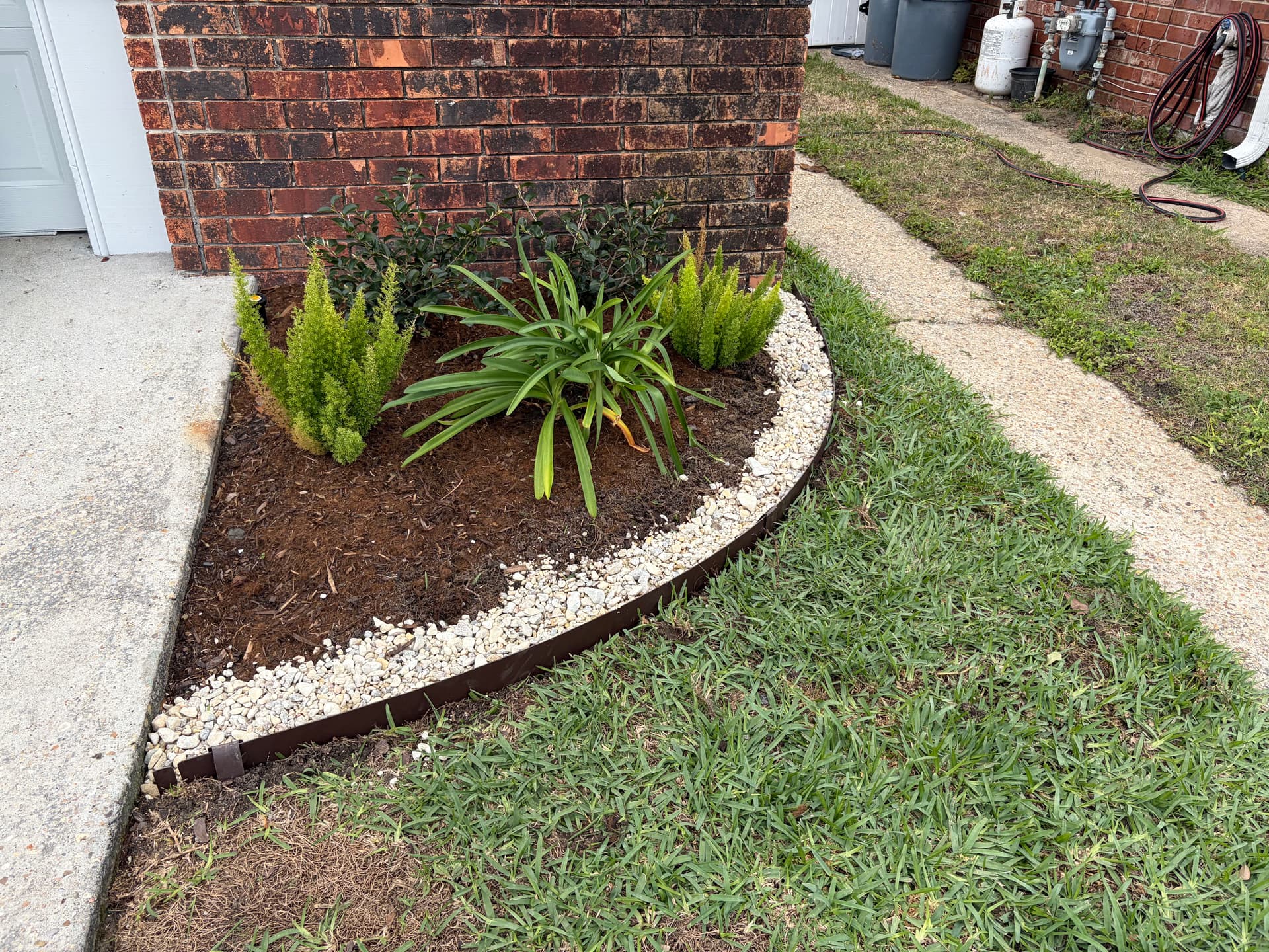 Gallery photos for Elegant Garden Makeover with Metal Edging and River Rock Delight: Image #3