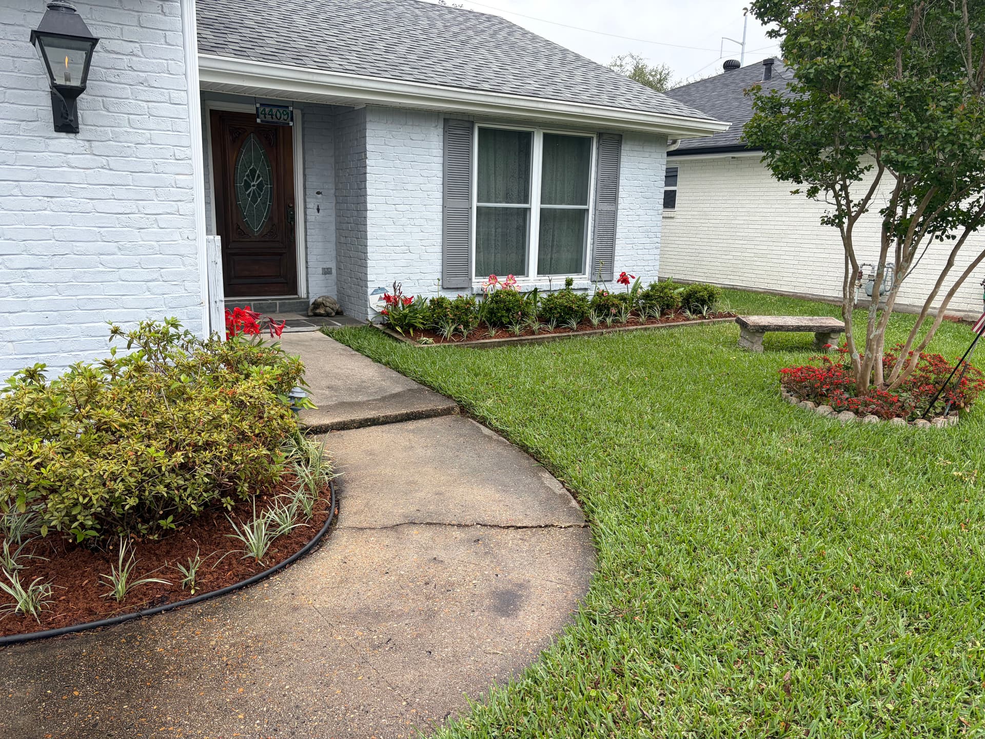 Gallery photos for Front Yard Garden Bed Cleanup and Fresh Plant Installation: Image #4