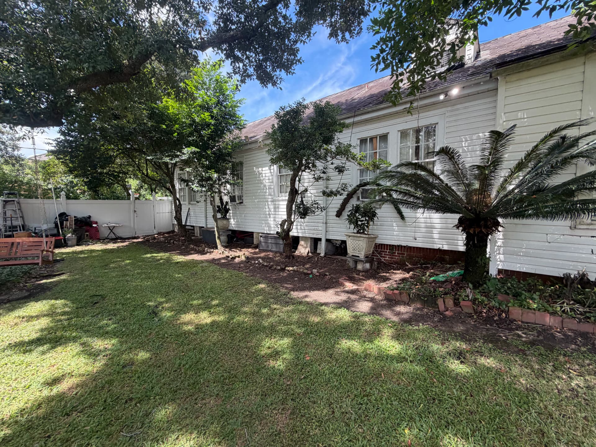 Gallery photos for Debris Clearout and Landscaping Cleanup at a Metairie Home: Image #3