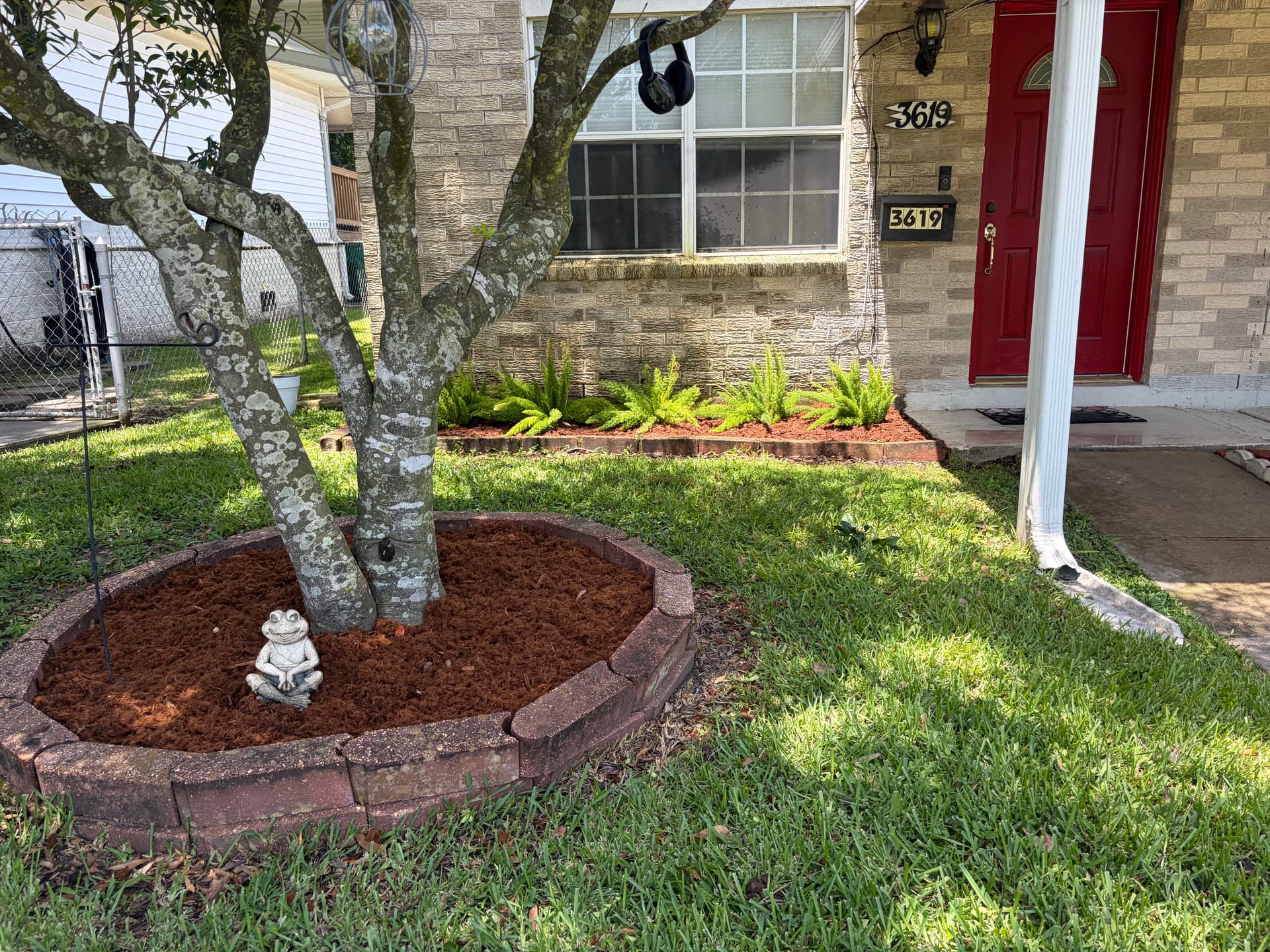 Gallery photos for Fresh Mulch, New Plants, and Trimmed Boxwoods Make This Front Yard Pop: Image #3