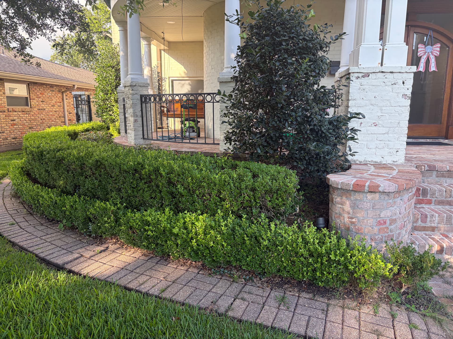 Gallery photos for Front Yard Shrub Trimming and Landscape Cleanup Done Right: Image #4