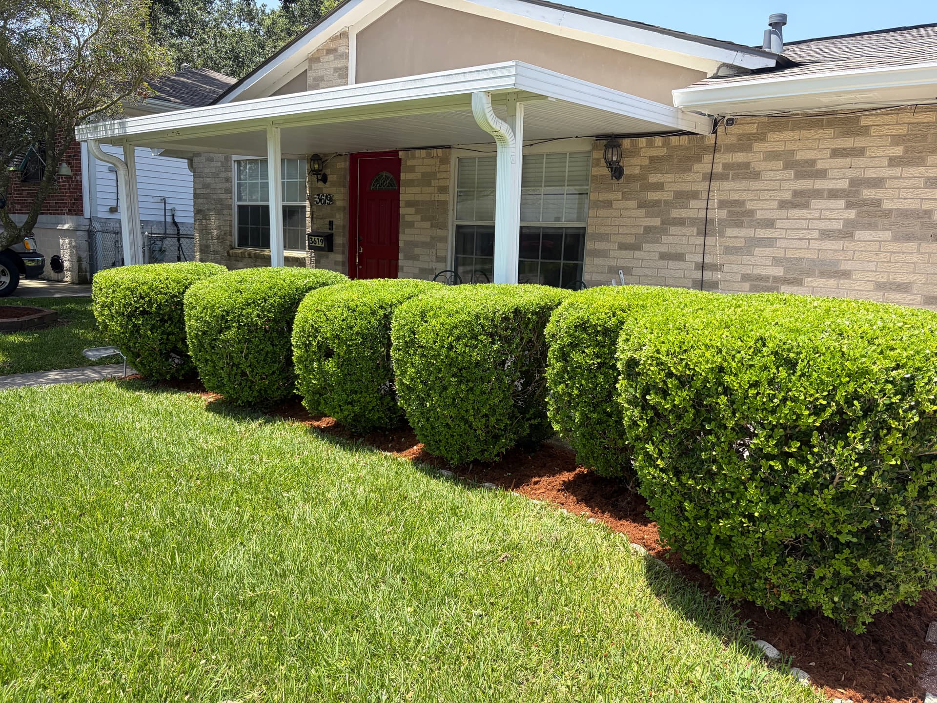Gallery photos for Fresh Mulch, New Plants, and Trimmed Boxwoods Make This Front Yard Pop: Image #4